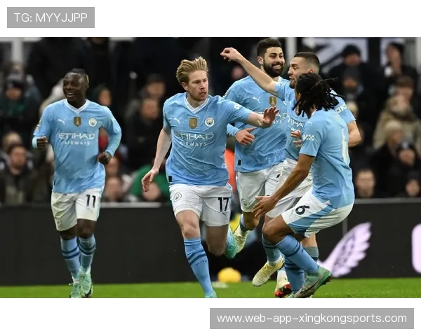 就当是放假了！瓜帅停赛看台目睹曼城10-1大胜，收获个人执教纪录-直播吧